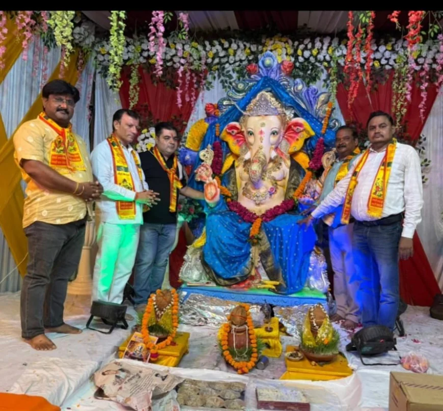 शिवाला भवन में गणेश कमेटी अध्यक्ष मोहित कौशल और अनुराग कौशल कल्लू कौशल शरद कौशल ब अन्य कमेटी के भक्त जनों द्वारा भगवान गणेश की स्थापना की गई थी
