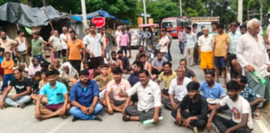 Mainpuri News : मंदिर की दीवार तोड़ने से भड़का ग्रामीणों का गुस्सा, मैनपुरी-औंछा मार्ग पर लगाया जाम