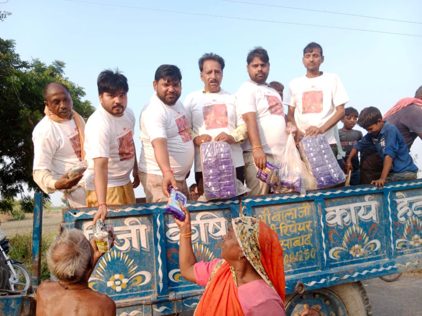 श्री कोतवालेश्वर हनुमान जी सेवा ट्रस्ट द्वारा कायमगंज क्षेत्र के गंगा जी किनारे बसे बाढ़ पीड़ित राहत सामग्री बाटी
