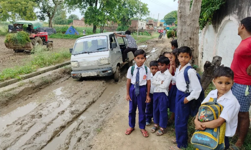 दलदल में धँसा ‘विकास’  पिथनपुर में बच्चे स्कूल जाने से पहले गिरते हैं, संभलते हैं, और फिर चलते हैं…