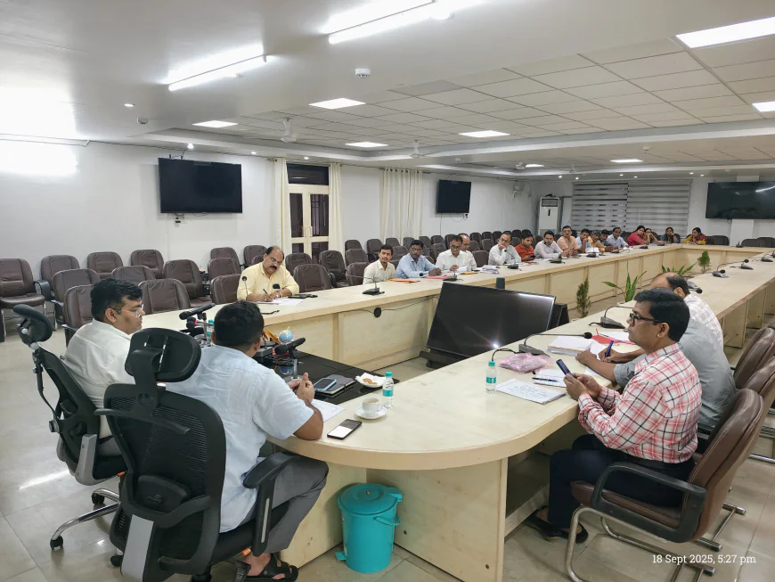 बरसात के उपरांत गड्ढ़ा मुक्त सड़कों के लिए डीएम ने विभागों संग की बैठक