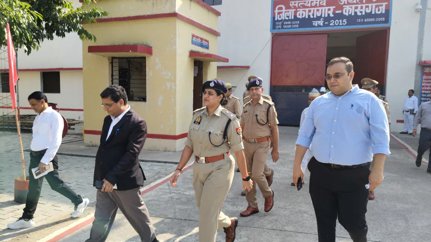 Kasganj news जनपद न्यायाधीश रामेश्वर सिंह, डी एम व एस पी द्वारा संयुक्त रूप से जिला कारागार का किया गया निरीक्षण।