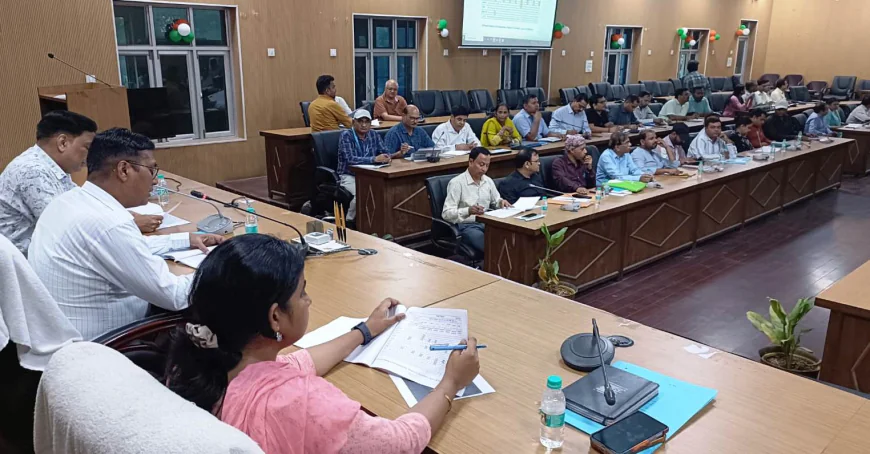 जिलाधिकारी ने स्वास्थ्य अधिकारियों को दिए कड़े निर्देश:  पात्र को मिले सरकारी योजनाओं का लाभ