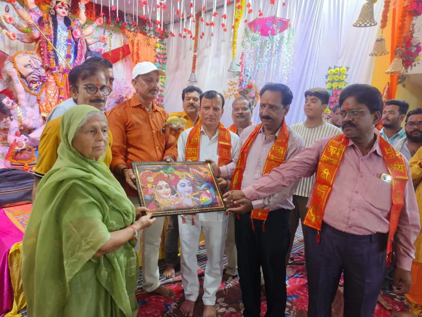 Farrukhabad News : फूलमती मंदिर में चल रहे दुर्गा महोत्सव में आरती करने का  सौभाग्य प्राप्त हुआ