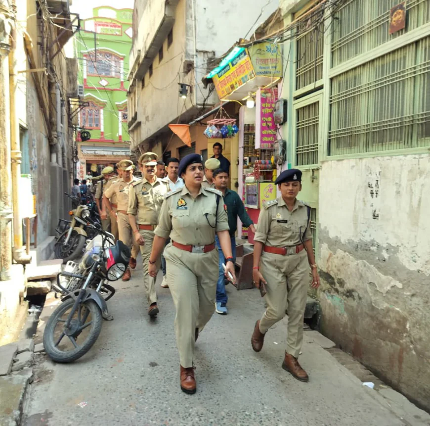 Kasganj news पुलिस अधीक्षक कासगंज द्वारा थाना गंजडुंडवारा में कानून एवंं शान्ति व्यवस्था को सुदृण बनाने हेतु पुलिस बल के साथ किया गया पैदल गश्त