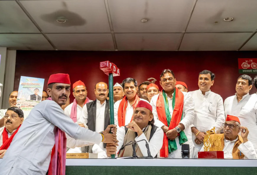 Kasganj news हथोड़ा भेंटकर,उनका स्वागत किया और उनसे आशीर्वाद लिया