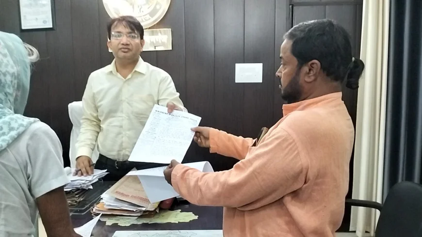 अवैध रूप से संचालित शनि बाजार, रोकने को दिया ज्ञापन