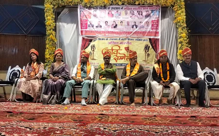 Farrukhabad News : पुरानी गल्ला मंडी में भरत मिलाप समिति द्वारा कवि सम्मेलन का आयोजन किया