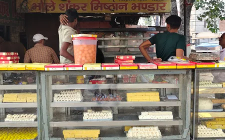 Etah News : खाद्य विभाग की छापेमारी, दूषित मिठाइयां जब्त व नष्ट