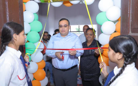 Kasganj news जिलाधिकारी प्रणय सिंह ने विश्व मानसिक स्वास्थ्य दिवस का फीता काट कर किया शुभारंभ।