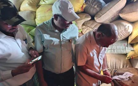 Etah News : खाद्य सुरक्षा विभाग की सख्ती, एटा में छापेमारी कर खाद्य पदार्थों के नमूने लिये गये