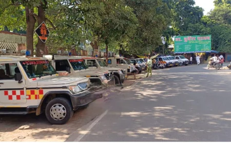 Farrukhabad News : लोहिया अस्पताल के बाहर एम्बुलेंसो का अबैध अड्डा, मरीजों की काट रहे जेब!