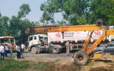 इसौली चौराहे पर रोडवेज बस और कंटेनर की भिड़ंत, चार लोग घायल