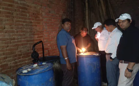 Etah News : खाद्य सुरक्षा विभाग की कार्रवाई, मिलावटी सरसों का तेल जब्त