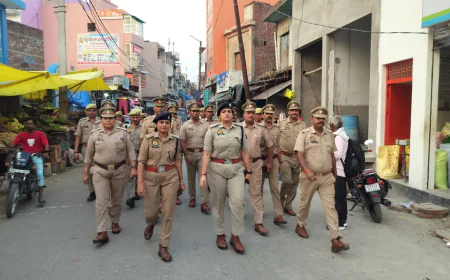 Kasganj news पटियाली में एस पी ने  पुलिस बल के साथ किया फ्लैग मार्च, सुरक्षा व्यवस्था का लिया जायजा