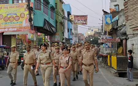 पुलिस अधीक्षक कासगंज द्वारा आगामी त्यौहारों के दृष्टिगत कस्बा सहावर में पुलिस बल के साथ किया फ्लैग मार्च