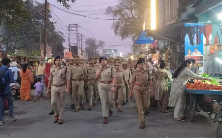 Kasganj news पुलिस अधीक्षक अंकिता शर्मा द्वारा पुलिस फोर्स के साथ कासगंज शहर के मुख्य मार्गो, बाजारों एवं भीड़-भाड़ वाले क्षेत्रों में किया फ्लैग मार्च