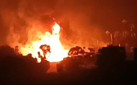 Farrukhabad News : रेलवे स्टेशन के पास ऑयल फैक्ट्री में बायर फटने लगी भीषण आग