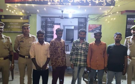 Etah News :  जुआ खेलते हुए पांच अभियुक्त गिरफ्तार, 10020 रुपये व ताश की गड्डी बरामद