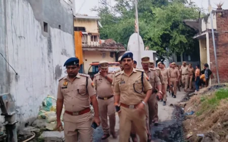Etah News : प्रधान की दिनदहाड़े हत्या, पुलिस ने गांव में किया फ्लैग मार्च
