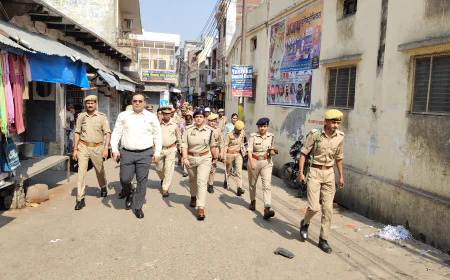 Kasganj news कासगंज में दो समुदायों के विवाद को लेकर प्रशासन अलर्ट: डीएम-एसपी ने किया फ्लैग मार्च,