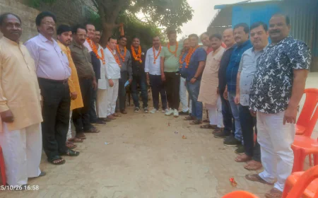 उत्तर प्रदेश उद्योग व्यापार संगठन की नगर अध्यक्ष  के  प्रतिष्ठान  पर सभा का आयोजन