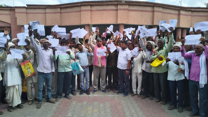 Kasganj news गंगा कटान से प्रभावित ग्रामीणों ने पांच सूत्रीय मांगों को लेकर एसडीएम को सौंपा ज्ञापन