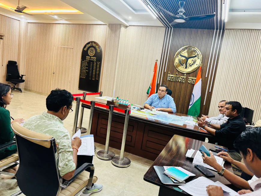 Kasganj news डिजिटल क्रॉप सर्वे का कार्य पूर्ण न होने पर जिलाधिकारी दिखे सख्त, संबंधित अधिकारियों को दिए निर्देश