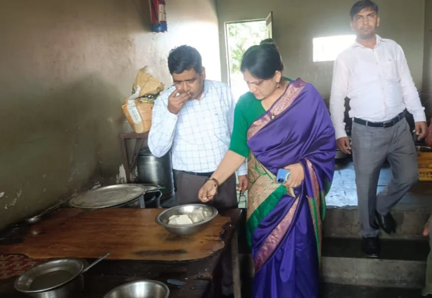 दीपावली से पहले मिलावटखोरों पर शिकंजा कई जगह से नमूने लिए,  दूषित मिठाई नष्ट