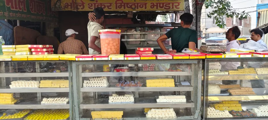 Etah News : खाद्य विभाग की छापेमारी, दूषित मिठाइयां जब्त व नष्ट