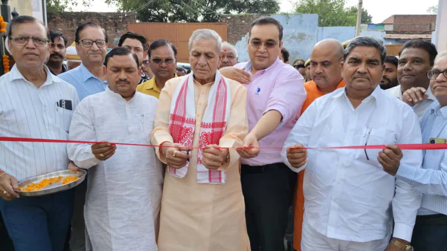 Kasganj news फीता काटकर स्वदेशी मेला-2025" का किया शुभारम्भ।