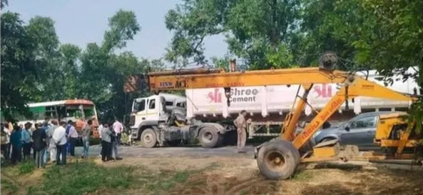 इसौली चौराहे पर रोडवेज बस और कंटेनर की भिड़ंत, चार लोग घायल
