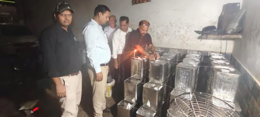 Etah News : दीपावली पर मिलावटखोरी के खिलाफ सख्त प्रशासन, 900 किलो नकली घी जब्त