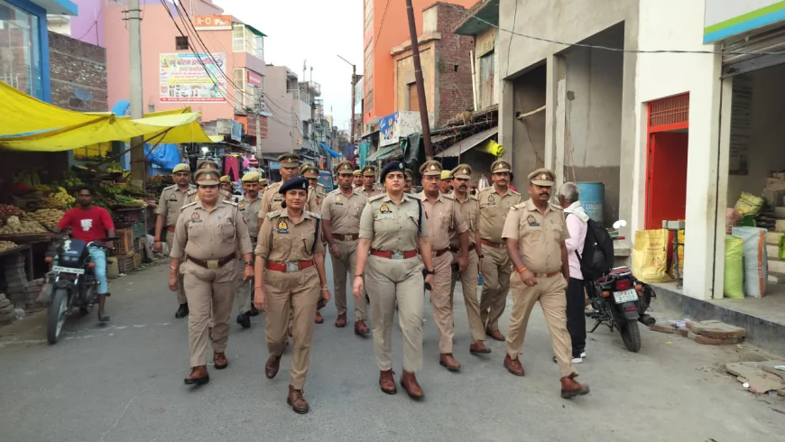 Kasganj news पटियाली में एस पी ने  पुलिस बल के साथ किया फ्लैग मार्च, सुरक्षा व्यवस्था का लिया जायजा