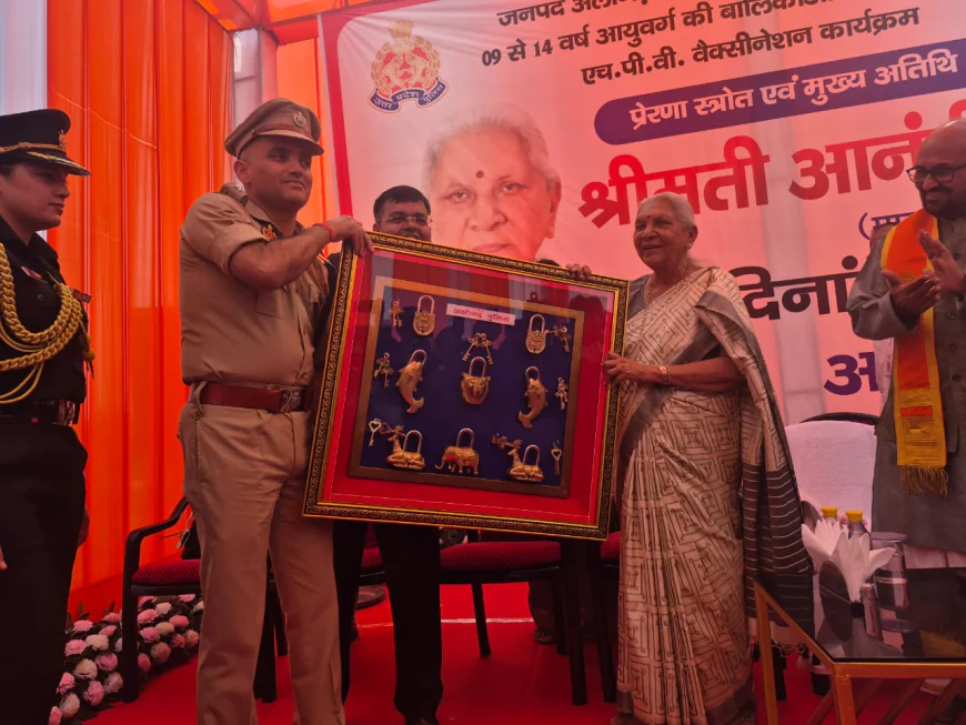 राज्यपाल को डीएम-एसएसपी ने भेंट की ओडीओपी प्रदर्शन किट