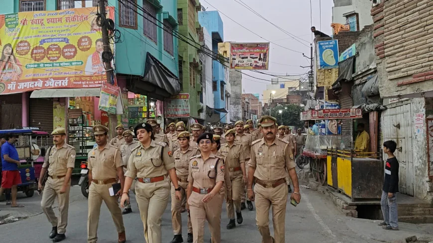 पुलिस अधीक्षक कासगंज द्वारा आगामी त्यौहारों के दृष्टिगत कस्बा सहावर में पुलिस बल के साथ किया फ्लैग मार्च