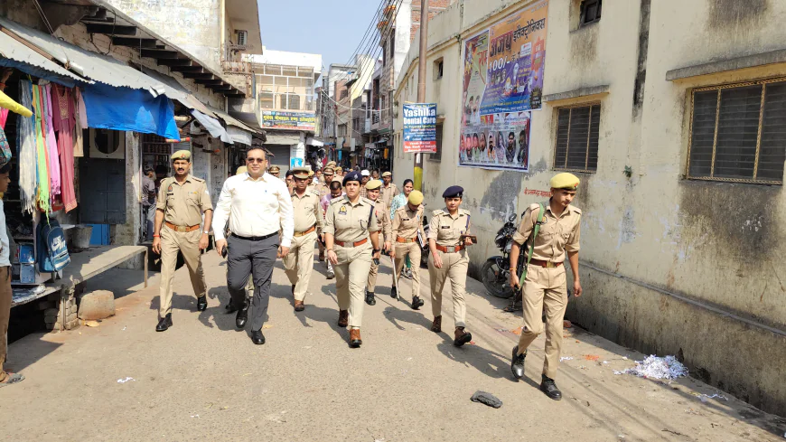 Kasganj news कासगंज में दो समुदायों के विवाद को लेकर प्रशासन अलर्ट: डीएम-एसपी ने किया फ्लैग मार्च,