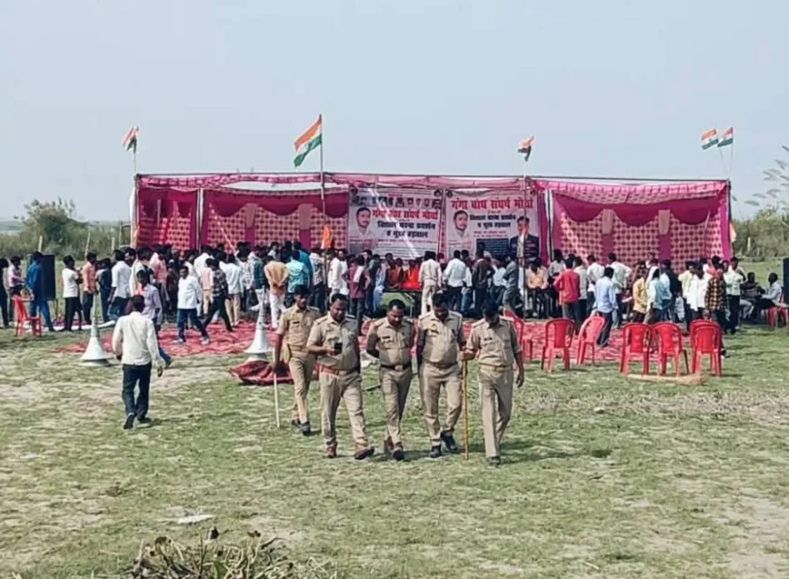 गंगा बांध संघर्ष मोर्चा का ढाईघाट पर विशाल धरना प्रदर्शनः कायमगंज में एसडीएम से हुई तीखी नोकझोंक, बातचीत विफल एसडीएम ने संभाला मोर्चा।