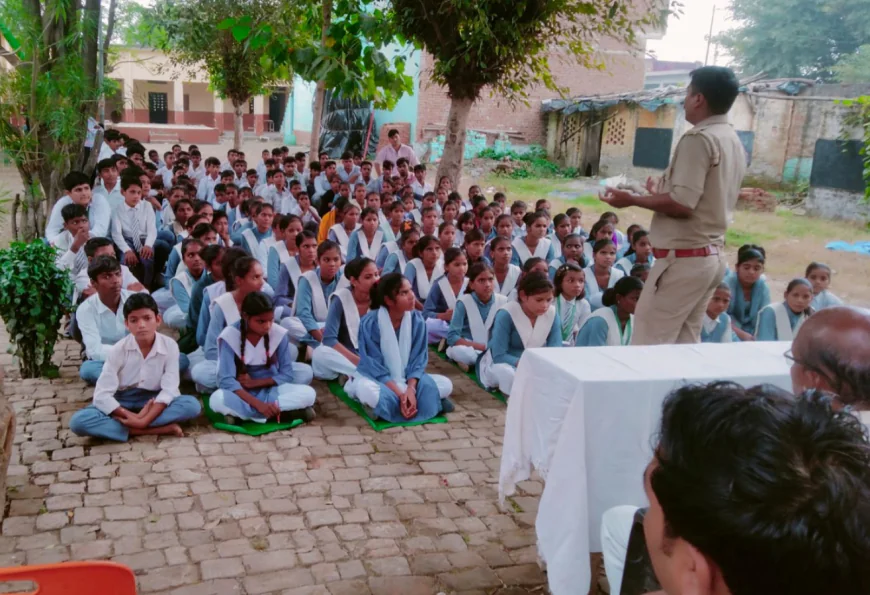 Kasganj news कासगंज साइबर पुलिस ने साइबर अपराध से बचाव के सम्बन्ध में आमजन को किया जागरुक