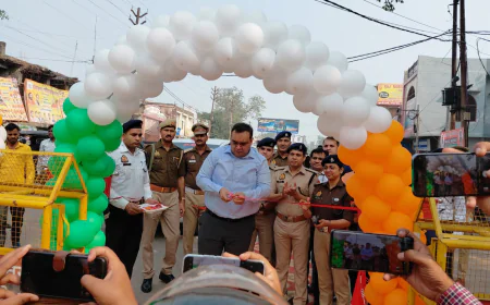 Kasganj News : यातायात माह का शुभारंभ डीएम, एएसपी सुशील कुमार ने हरी झंडी दिखाकर किया