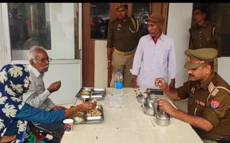 Etah news : पुलिस का मानवीय चेहरा — भूखे वृद्ध दंपत्ति को खिलाया भोजन, दिया सहायता का भरोसा