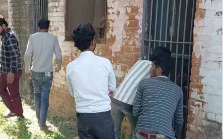 फर्रुखाबाद पोस्टमार्टम हाउस में रखे शव को नोंचता मिला कुत्ता