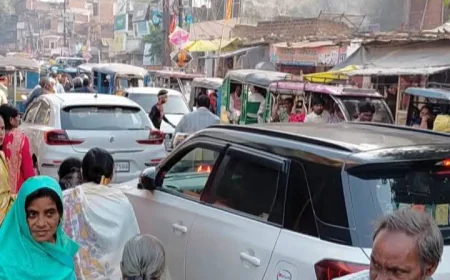 फ़र्रुखाबाद-फ़तेहगढ़ मार्ग पर जाम: बढ़पुर देवी मंदिर पर भारी भीड़, वाहन रेंगते रहे