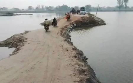 बाढ़ में टूटी सड़के गन्ना के वाहन के आवाजाही में दिक्कत, किसान बेबस होकर अपना गन्ना बेचने को मजबूर