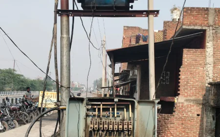 खुले ट्रांसफार्मर दे रहे हादसों को आमंत्रण।  जेई सोया कुम्भकर्णी की नींद