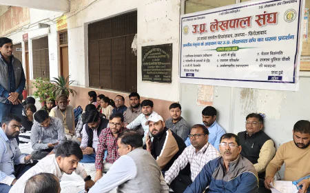 शिकोहाबाद तहसील में अपनी कुछ  मांगो को लेकर लेखपालों ने किया धरना प्रदर्शन