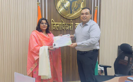 Kasganj news जिलाधिकारी प्रणय सिंह ने विशेष प्रगाढ़ पुनरीक्षण कार्य में उत्कृष्ट प्रगति करने पर सुषमा कुमारी सहायक अध्यापक को किया सम्मानित।