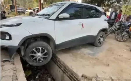 फ़ुटपाथ पर खड़ी महिला पर चढ़ी कार:फ़र्रुखाबाद में दवा लेने आई थीं, हादसे में गंभीर घायल, बरेली रेफ़र