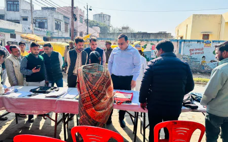 Kasganj news जिलाधिकारी प्रणय सिंह ने विकास खण्ड कासगंज, पोलिंग बूथ संख्या 305/306 अशोक नगर का किया औचक निरीक्षण।