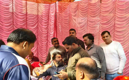 Kasganj news अमांपुर में कैप लगाकर एसआईआर के भरे फार्म